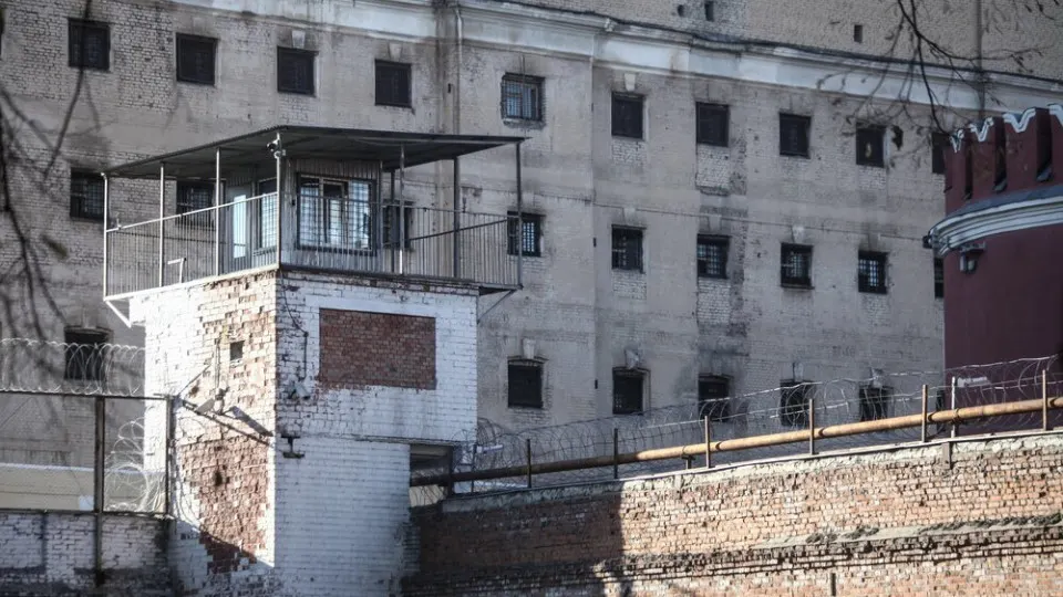 В пакет документов предлагается исключить ряд статей УК из перечня, препятствующего заключению контрактов с Минобороны для последующей отправки на войну. Запрет сохранится для преступлений, связанных с насилием над детьми, терроризмом, диверсией, шпионажем и государственной изменой. Одновременно продолжается значительное сокращение численности заключённых.