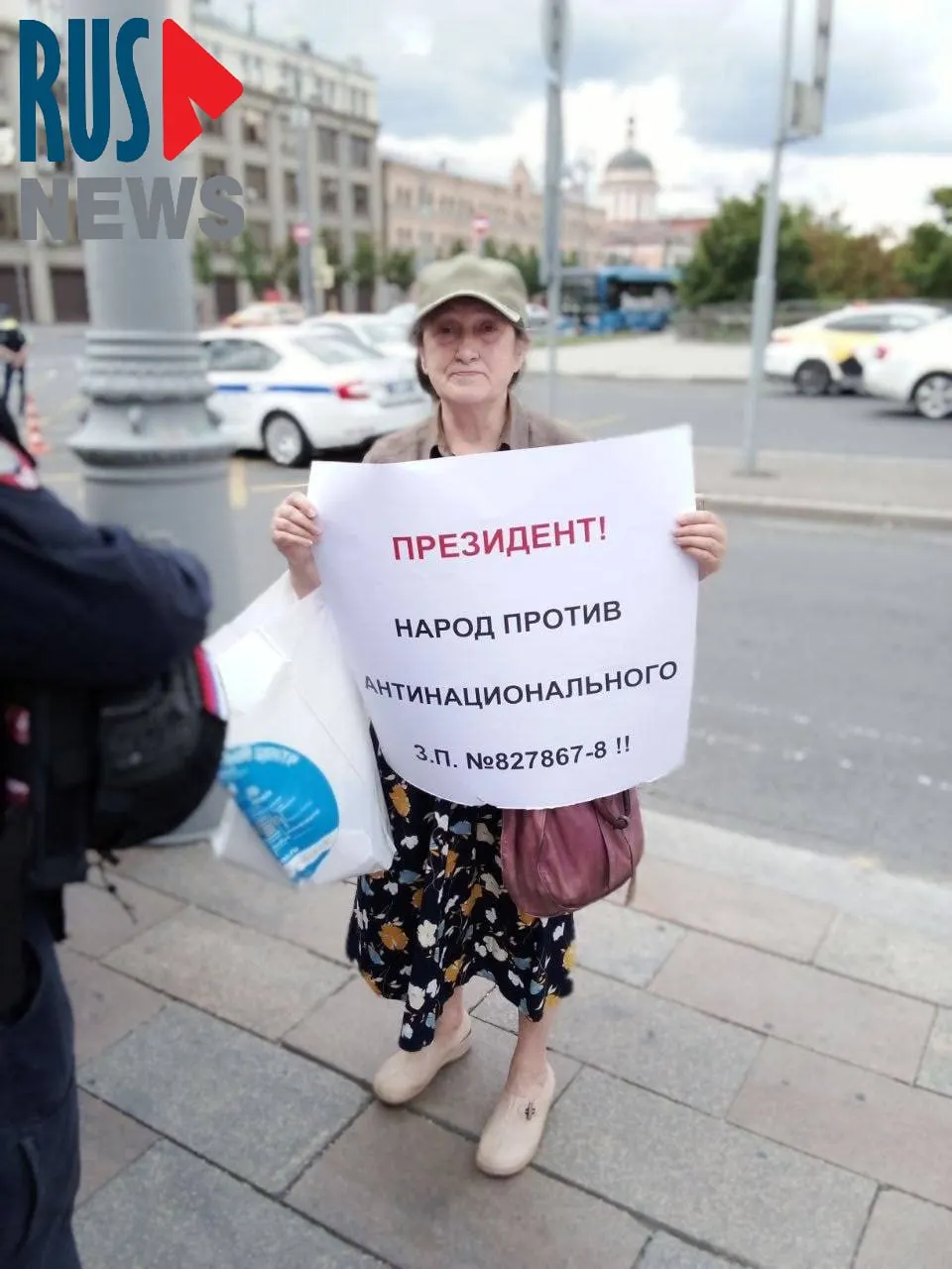 Наталью Шамину задержали на Старой площади в Москве во время одиночного пикета: активистка выступала против законопроекта о передаче региональным властям права исключать памятники из госохраны.