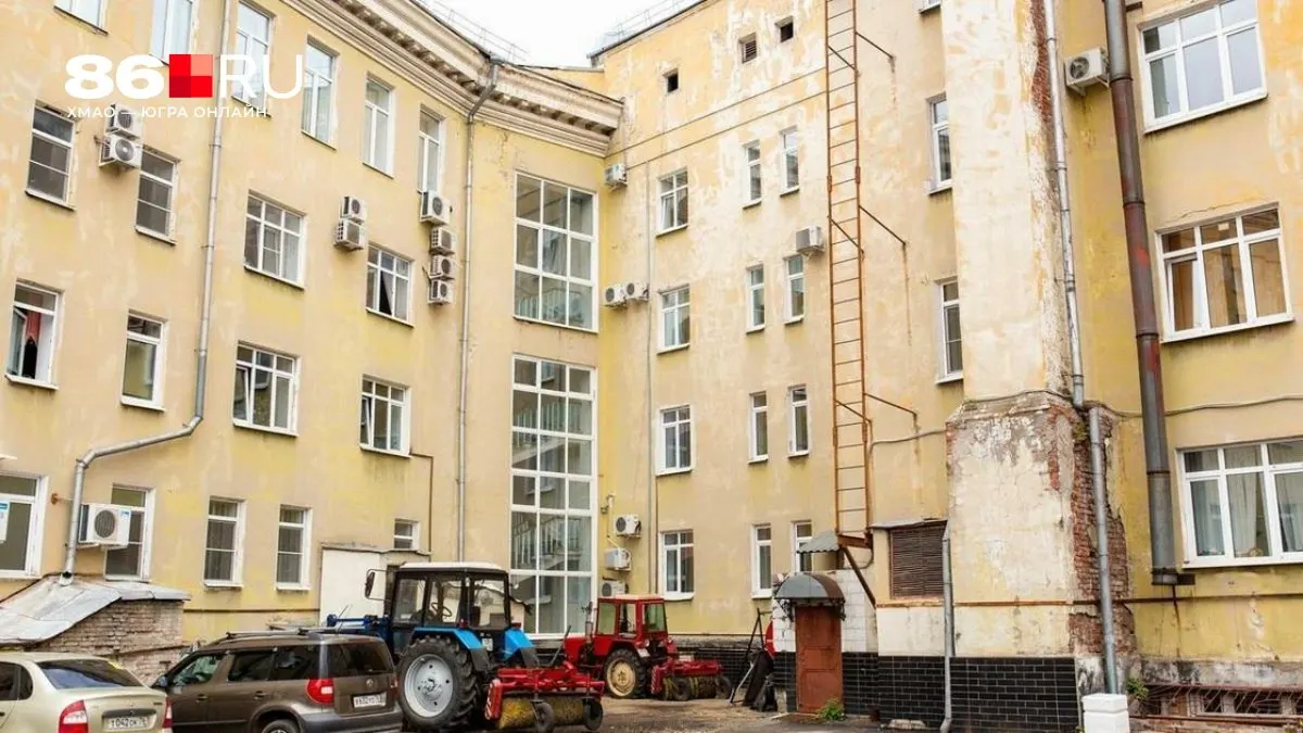 Обустройство парковки на придомовой территории решается на общедомовом собрании; при этом необходимо учитывать согласования с собственниками и требования безопасности.