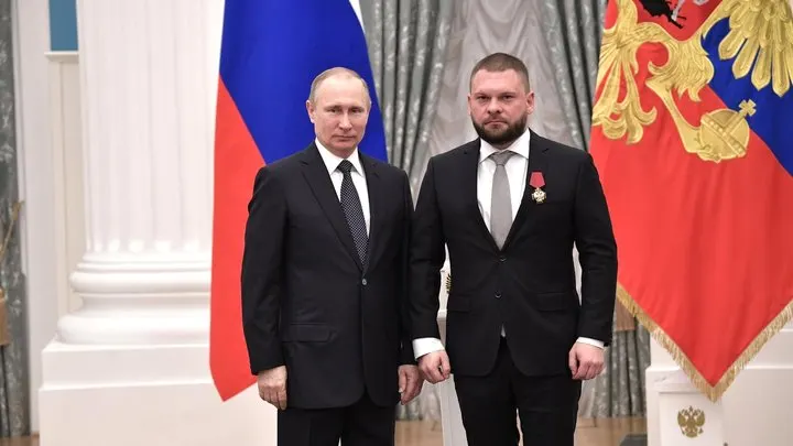 Декларация одного из ведущих кандидатов «ЕР» показала владение акциями Apple, Intel, Procter & Gamble и паевыми фондами, а также участие в иностранных эмитентах. Партия заявляет, что иностранные активы были отчуждены до подачи документов.