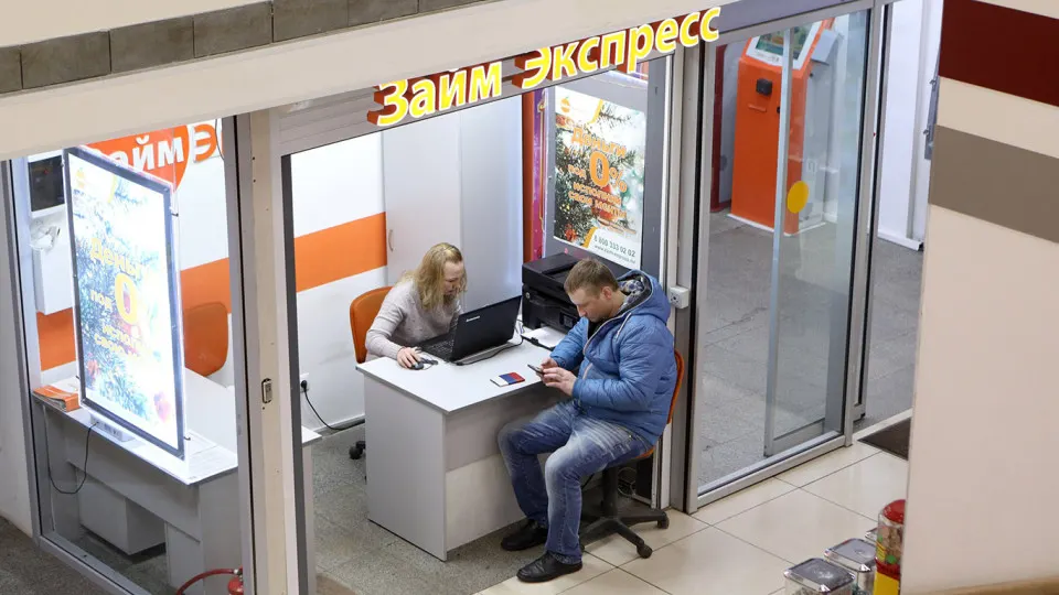 С октября регулятор снизит допустимые доли кредитов для заемщиков с высокой долговой нагрузкой и ужесточит ограничения на длинные потребительские займы; аналогичные требования распространятся на МФО.