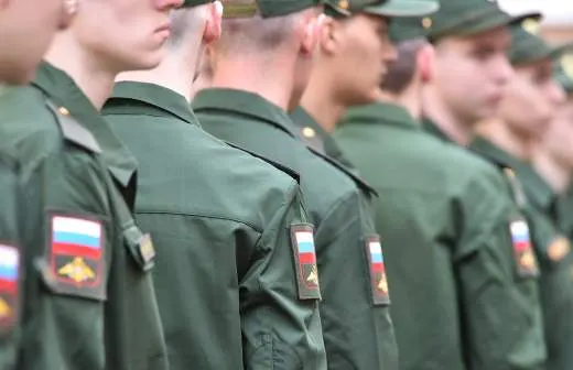 Правительство поддержало законопроект, позволяющий направлять солдат‑срочников на службу в пожарные подразделения МЧС, чтобы компенсировать нехватку сотрудников и поддержать дежурные караулы по всей стране.