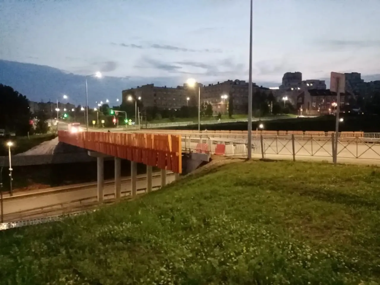 Жители отмечают, что подсветка моста не включается длительное время, хотя на её установку были потрачены миллионы. Горожане просят коммунальные службы дать объяснение.