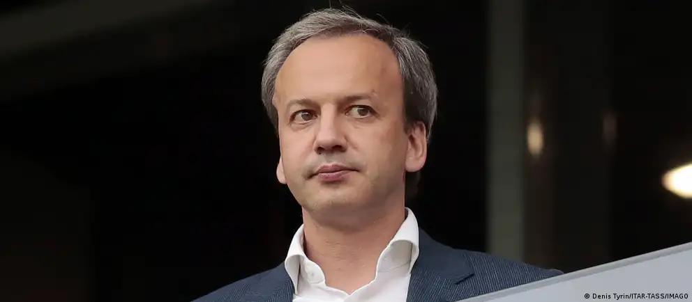 Дворкович заявил о намерении опротестовать включение в санкционный список ЕС и добровольно сложил полномочия президента ФИДЕ до решения суда; обязанности временно перейдут к вице-президенту Вишванатану Ананду.