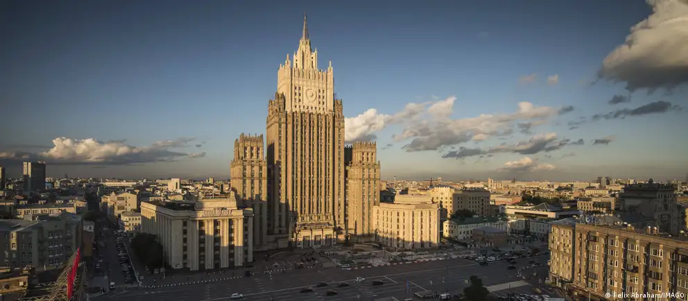 По сообщениям ряда источников, в России рассматривают ввод выездных виз: поездки в «недружественные» страны могут разрешать только организованными группами по утверждённому маршруту. В МИДе это опровергают.
