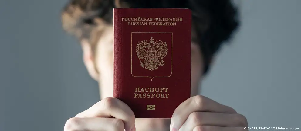 После возражений Франции и Италии Евросоюз пересмотрел первоначальную инициативу и предлагает ввести запрет на краткосрочные визы только для тех, кто прямо участвовал в боевых действиях в Украине; перечень исключений при этом расширен.