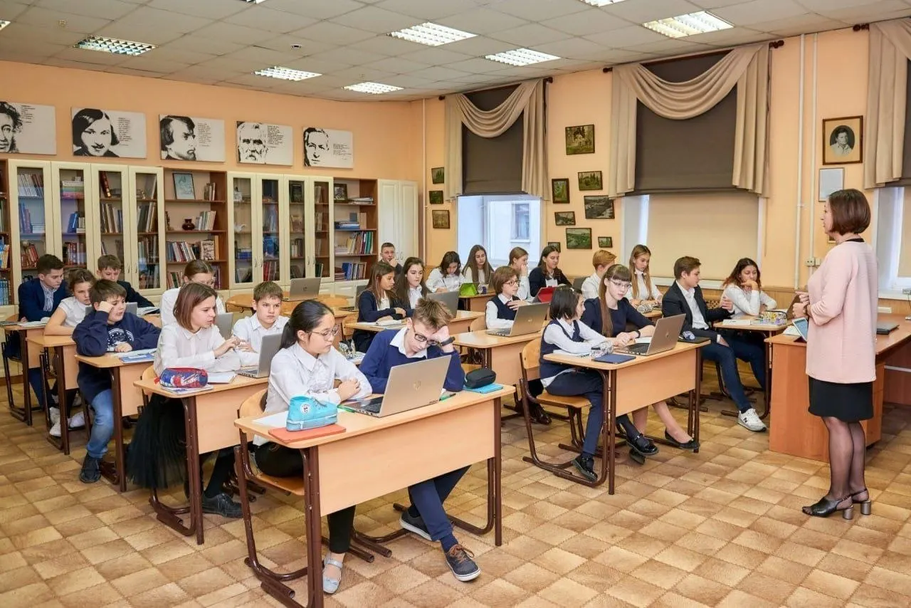 Указ закрепляет особый статус профессии, гарантирует наставничество, бесплатные государственные образовательные ресурсы, юридическую помощь и присвоение звания «Ветеран труда» педагогам с более чем 25-летним стажем.