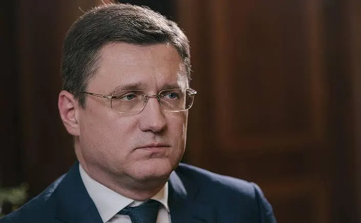 Власти сообщают об улучшении ситуации на АЗС после запрета экспорта и мерах по регулированию, однако простаивающие НПЗ и высокий процент невыполненных оптовых заявок указывают на то, что дефицит топлива может сохраниться ещё несколько месяцев.