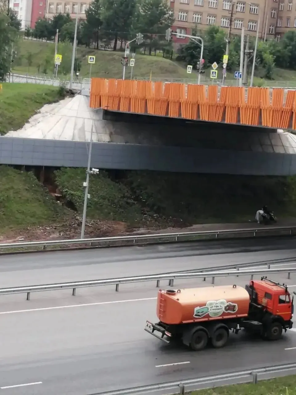 Сильный град и ливень вызвали поток воды у путепровода на Рыленко: сначала образовался водопад, а затем под дорожным полотном появилось значительное углубление. Жители обратились в мэрию с просьбой принять меры.