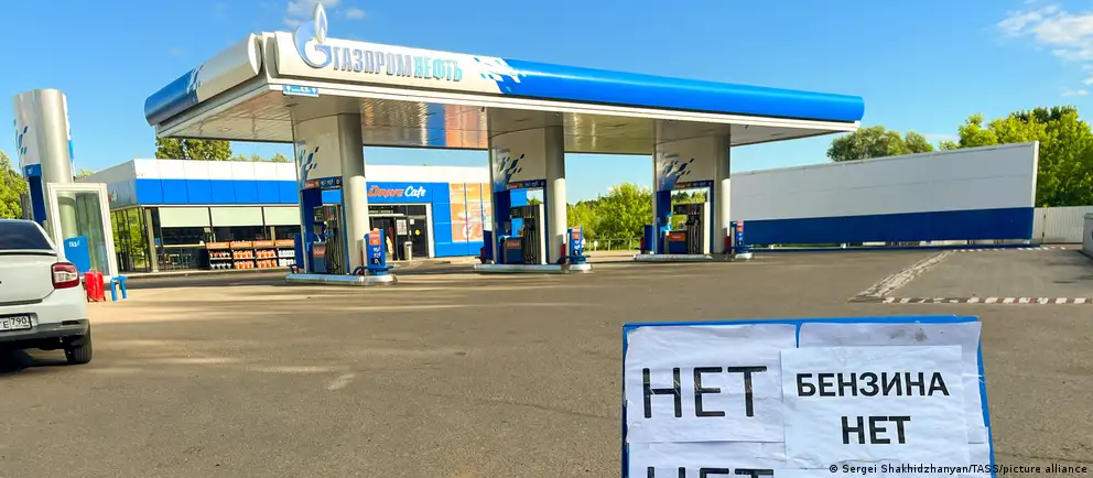Ежемесячный индекс производства нефтепродуктов в июне показал резкое падение по сравнению с прошлым годом. При этом рост розничных цен на бензин и дизель замедлился, а дефицит топлива связывают с утратой части перерабатывающих мощностей.