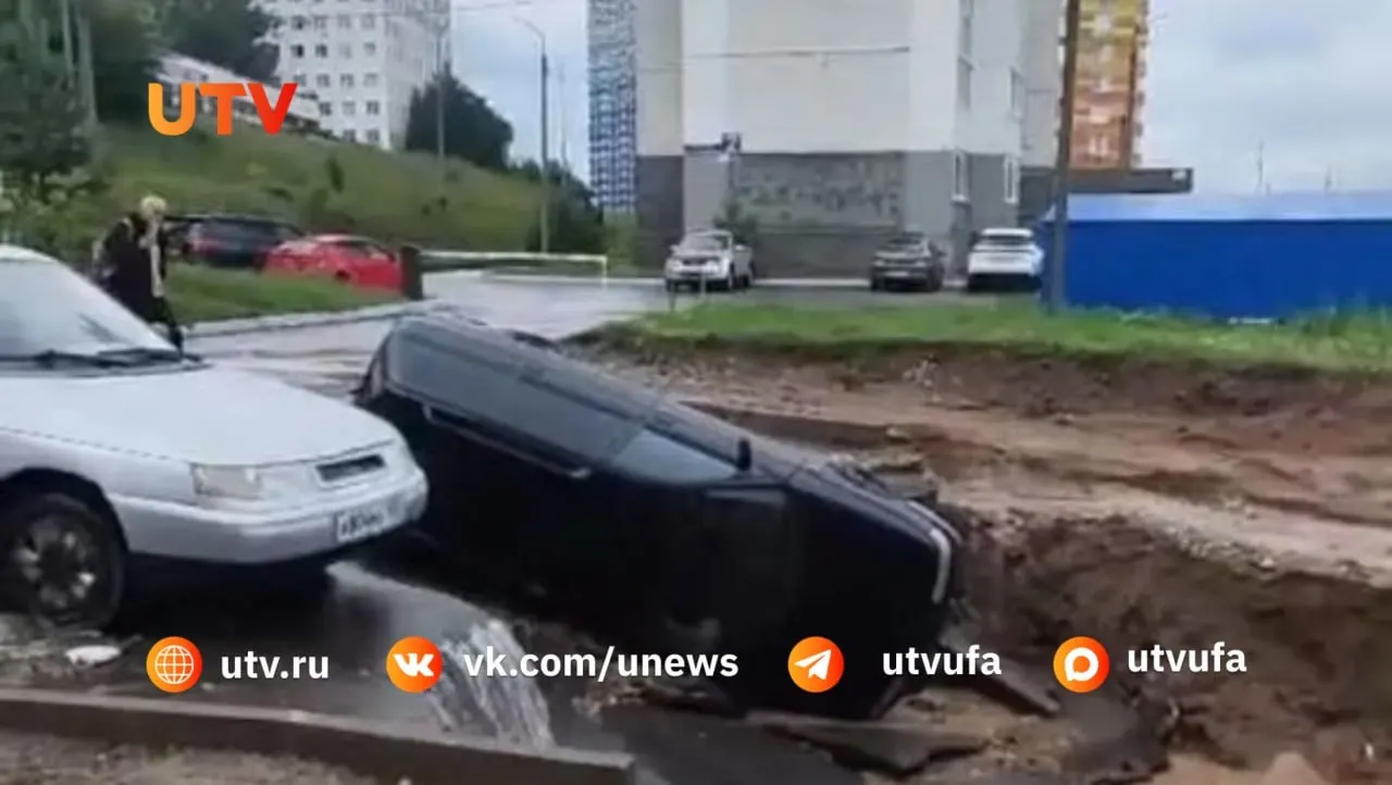 На участке Глумилинской в Уфе автомобиль опрокинулся из‑за размытого дорожного покрытия. Подробности происшествия устанавливаются.