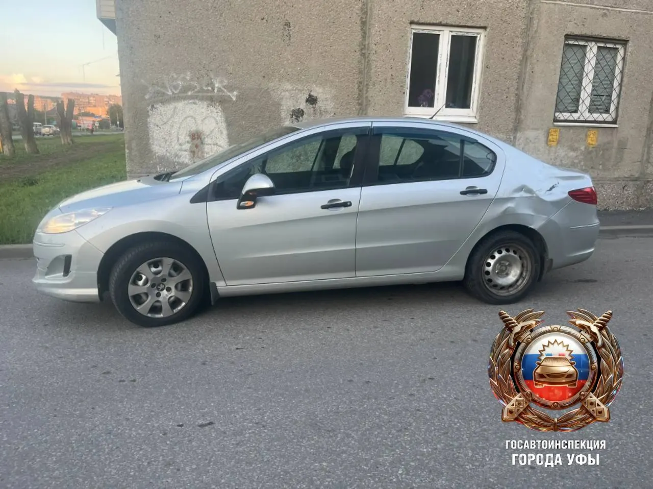 Напротив дома на Вологодской, 76 25‑летний водитель на Peugeot 408 наехал на подростка и ребёнка. 14‑летний и 4‑летний пассажир самоката госпитализированы с травмами.