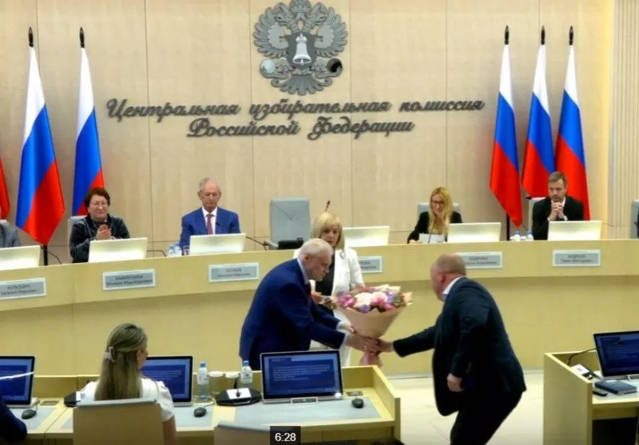 На 28-м заседании Центризбирком единогласно зарегистрировал 260 кандидатов от «Справедливой России», вручил удостоверение Сергею Миронову, назначил члена комиссии от ЛДПР и утвердил 43 финансовых уполномоченных «Яблоко» для работы в 42 регионах.