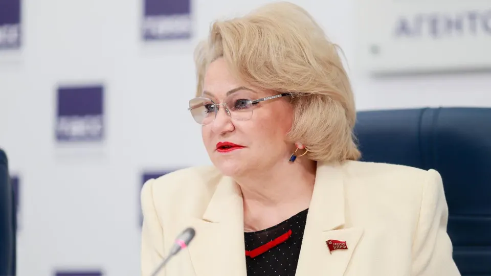 Глава комитета Госдумы по защите семьи предупредила о скрытии реальных размеров повреждений НПЗ; дефицит топлива уже влияет на аграриев и поставки продуктов по стране.