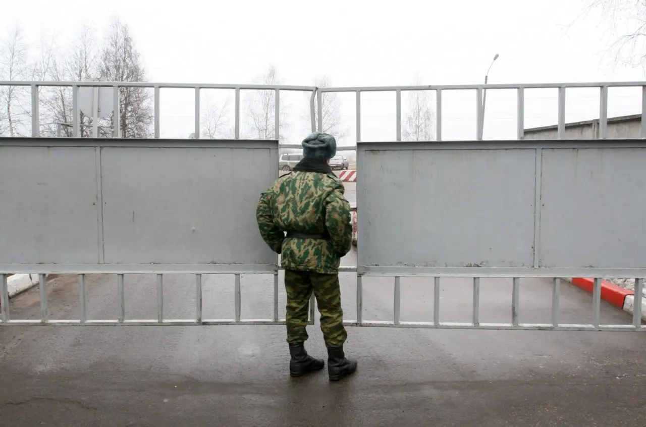 Томский депутат рассказал, что пропавших без вести военнослужащих всё чаще признают «самовольно покинувшими часть», что лишает их семьи компенсаций; по расследованиям, такой статус получили десятки тысяч человек.