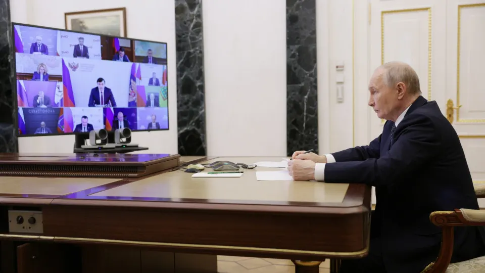 Глава государства одобрил предложение губернатора Забайкалья о создании сети небольших нефтеперерабатывающих заводов как способе снизить уязвимость отрасли и увеличить предложение топлива внутри страны на фоне падения переработки из‑за ударов беспилотников.