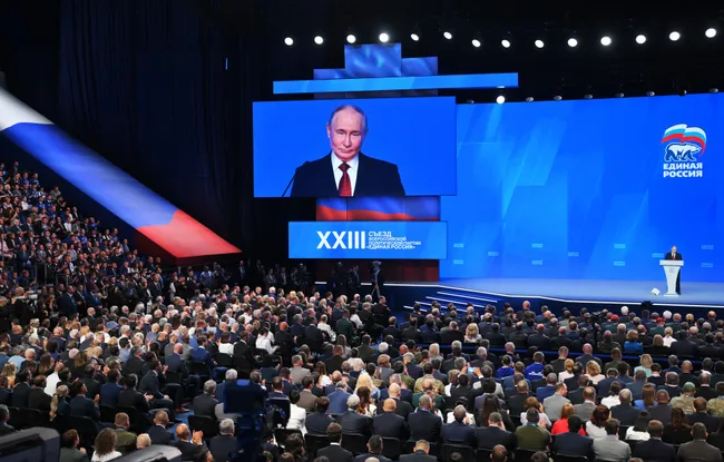 Администрация президента пересмотрела KPI для результатов «Единой России» на сентябрьских выборах: вместо первоначальных 55–60% теперь в среднем ожидают 45–50% при явке около 50%.