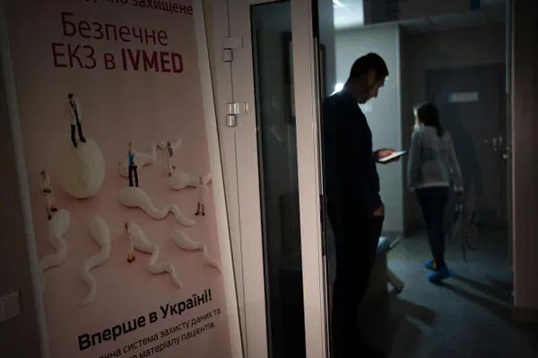 Депутаты приняли поправки в закон «О ветеранах»: вспомогательные репродуктивные технологии, включая ЭКО, будут оказываться бесплатно женам участников и инвалидов боевых действий, а также вдовам, не вступившим в повторный брак (в течение пяти лет после гибели супруга).