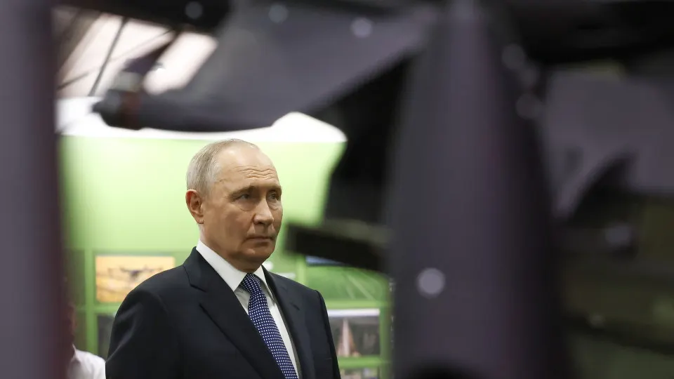 Президент заявил, что через Общероссийский народный фронт люди добровольно перевели почти 70 млрд рублей; при этом доля военных расходов в бюджете достигла рекордных уровней и может вырасти ещё сильнее.