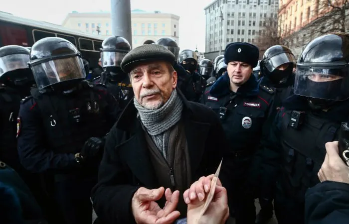 В Хорошевском суде Москвы заочно рассматривают уголовное дело против 84‑летнего Льва Пономарёва: обвинение просит 6,5 года колонии и запрет администрировать сайты на 10 лет по статьям о «нежелательной организации» и «иноагенте».