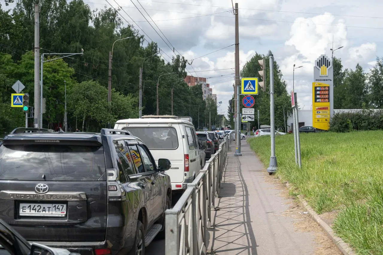 Проверка ряда автозаправок в Санкт‑Петербурге показала, что городу по-прежнему привозят бензин стандарта Евро‑5. В то же время в июле в России временно разрешили оборот топлива Евро‑3.