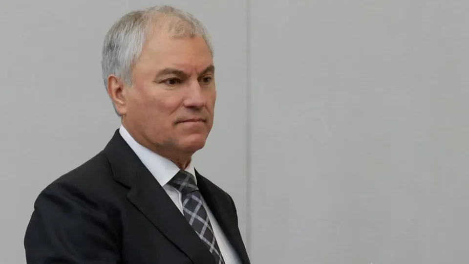 На фоне масштабных ограничений и падения производства бензина парламентарии призывают приоритетно расширять городской электротранспорт, а представителей автолюбителей просят проявить терпение из‑за очередей на АЗС.