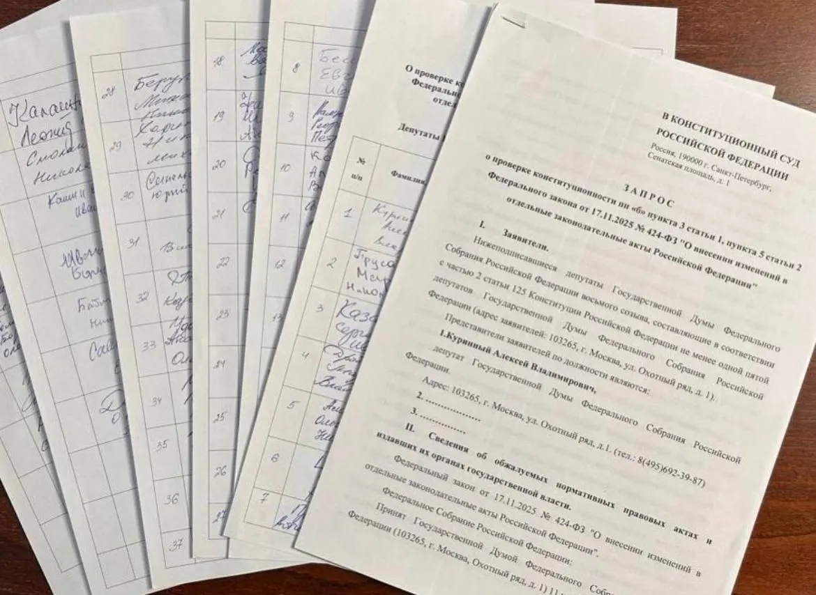 Депутат от Ульяновской области Алексей Куринный собрал 73 подписи за обращение в Конституционный суд о проверке закона об обязательной отработке для студентов-медиков; для подачи коллективного запроса требуется 90 подписей.