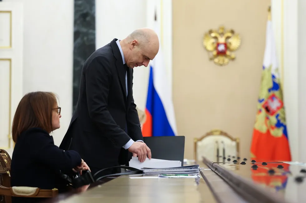 Госдума дала Минфину право оперативно увеличивать расходы и заимствовать сверх установленных лимитов. Это временно закрывает кассовые разрывы, но подрывает прозрачность фискальной политики, повышает ставки и снижает инвестиционную активность.