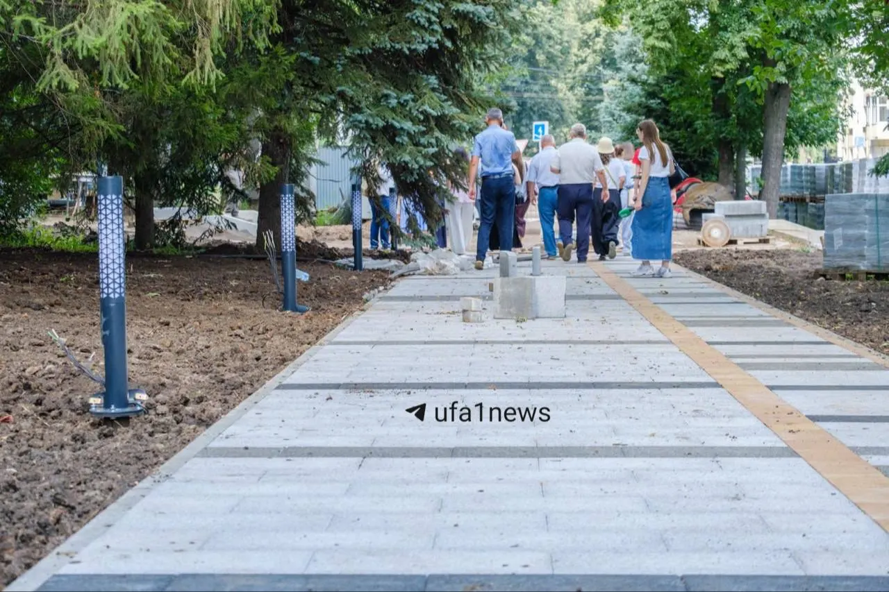В парке заменили фонтаны и подготовят входную группу в историческом стиле. Работы продолжаются, открытие назначено на 11 октября.