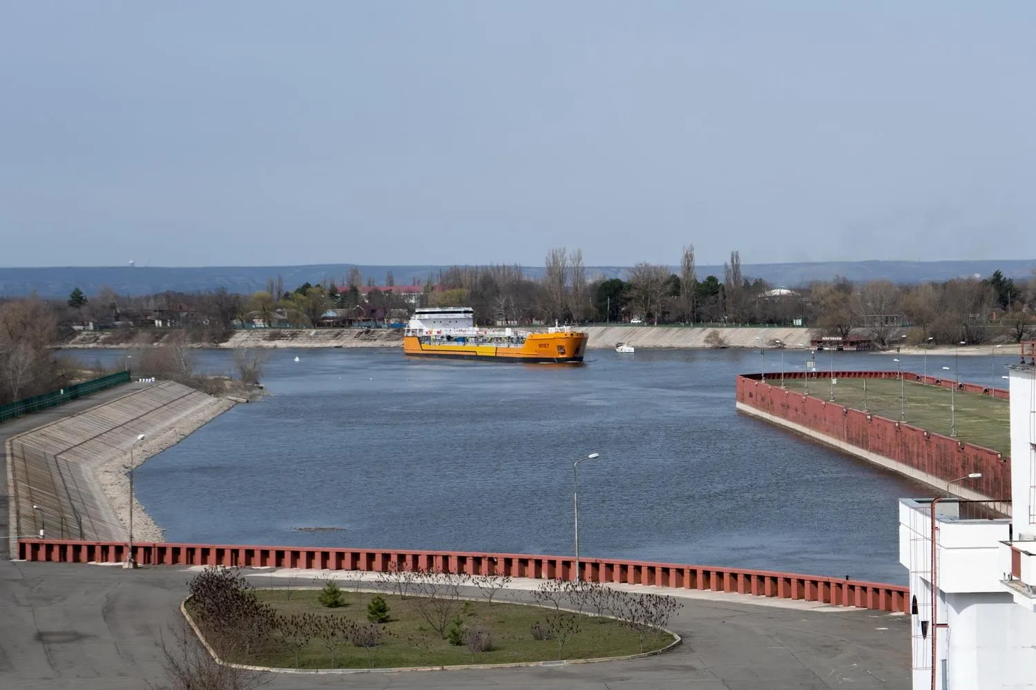 После серии ударов беспилотников по судам в Азовском море Россия приостановила движение по Азово‑Донскому морскому каналу. Остановку связывают с повреждением танкеров и риском срыва части экспорта зерна.