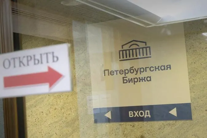 С 21 июля сделки на бирже с целью перепродажи топлива посторонним посредникам будут запрещены — покупать можно только для собственных нужд или для заранее указанного конечного получателя.
