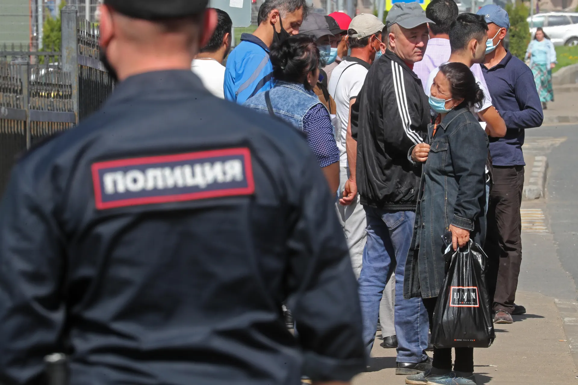 Правительство одобрило поправки ко второму чтению: в перечень нарушений, влекущих обязательное выдворение иностранцев, планируют добавить дискриминацию и неповиновение законным требованиям пограничников.