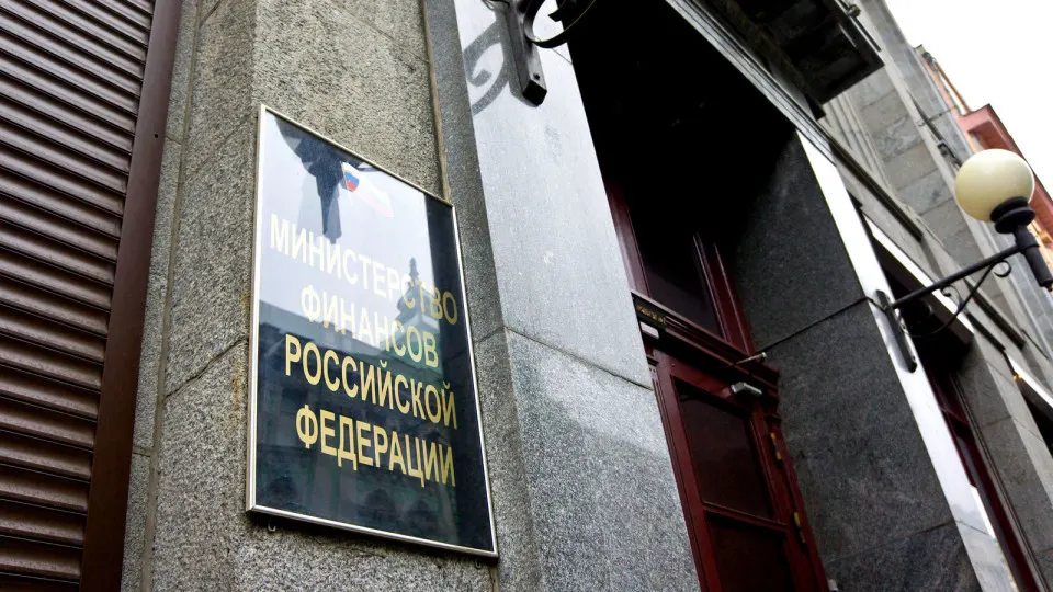 Ведомство временно прекратило размещение федеральных облигаций, ссылаясь на необходимость стабилизации рынка: доходности выросли до двухлетних максимумов, а последние торги оказались неудачными. Планируемые заимствования в бюджете пока не исполнены.