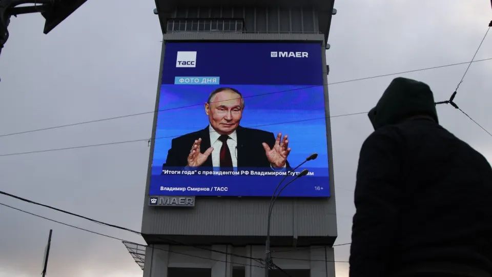 По данным ВЦИОМ, одобрение президента за неделю с 22 по 28 июня сократилось на 3,5 п.п. на фоне дефицита бензина; кризис перерастает из бытовой в социально-политическую проблему и усиливает экономический пессимизм населения.