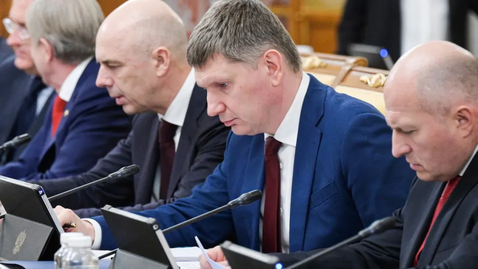 Минэкономразвития зафиксировало рост ВВП на 0,2% за январь–май. Промышленность и инвестиции в целом остаются в стагнации, регионы расходятся в динамике, а падение цен на нефть и проблемы в нефтепереработке усиливают риски рецессии и бюджетного дефицита.