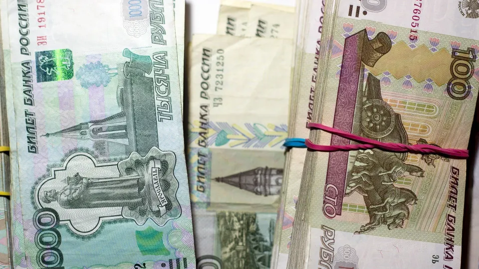 В первой половине июля объём наличных в обращении вырос на сотни миллиардов рублей, при этом банки наращивают заимствования у Центробанка. Рост спроса на «кэш» сопровождается ухудшением качества кредитного портфеля и повышенной нагрузкой на ликвидность банков.
