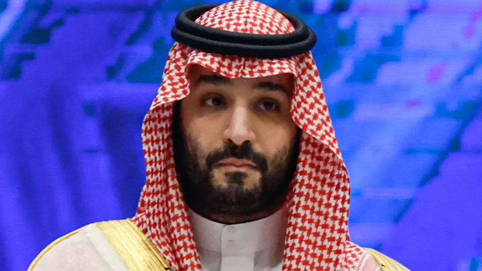 Рияд резко снизил официальную отпускную цену на сорт Arab Light на август на $11 за баррель и впервые с 2020 года продаёт нефть со скидкой к региональным бенчмаркам. Это усиливает давление на мировые котировки и может серьёзно повлиять на российский нефтяной экспорт и бюджет.