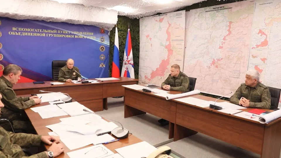 На совещании с военными президент потребовал оценить вовлечённость «подстрекателей» в реальные боевые действия и объявил о необходимости продолжать массированные удары по объектам военной и гражданской инфраструктуры Украины.