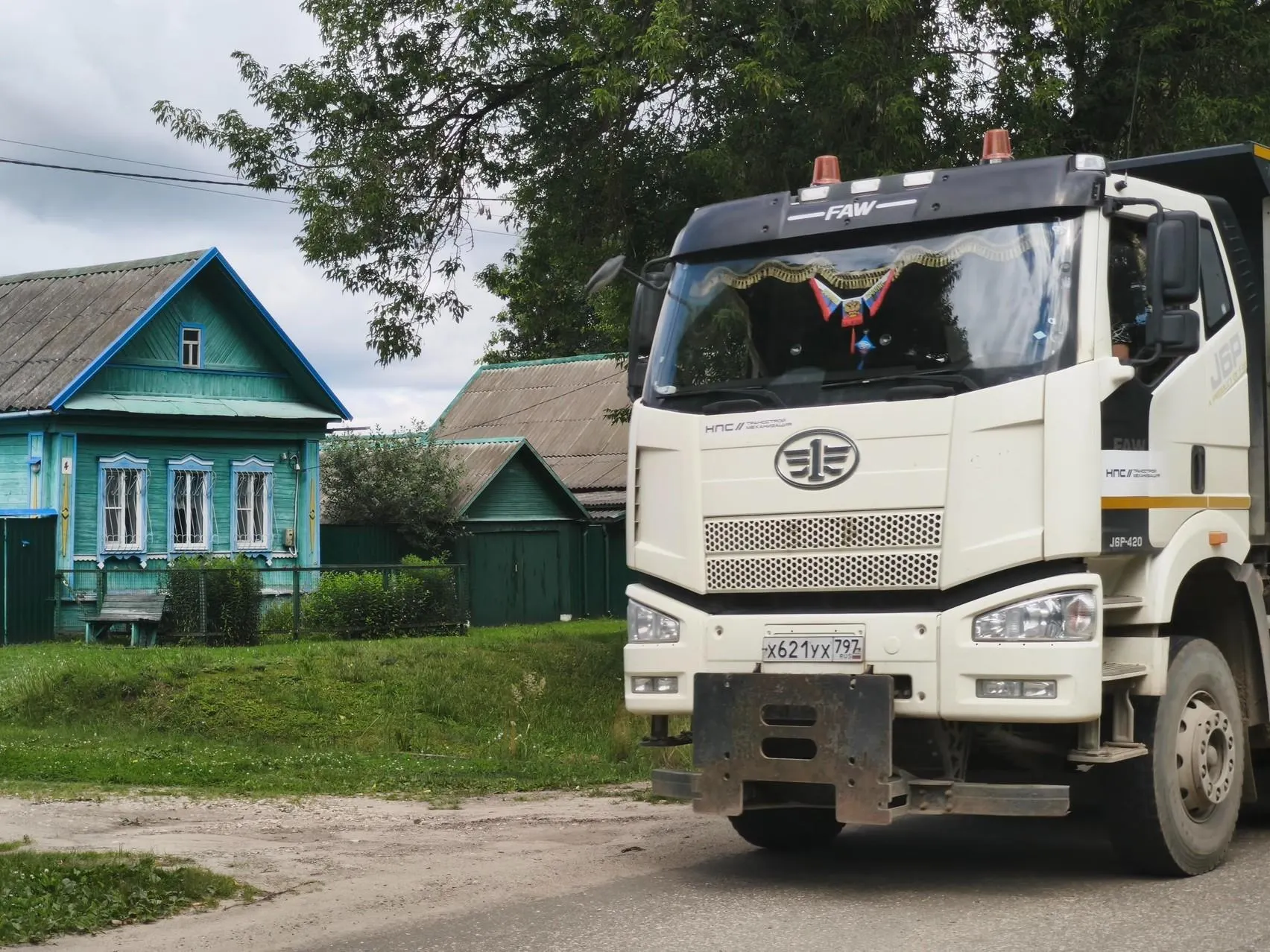 Часть жильцов лишилась жилья, другие пытаются уклониться от грузовиков и готовятся к соседству с поездами на фоне строительства трассы.