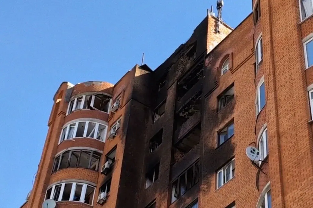 Во многих регионах России жители сталкиваются с задержками и отказами в выплатах по компенсациям за жильё и имущество после атак беспилотников.