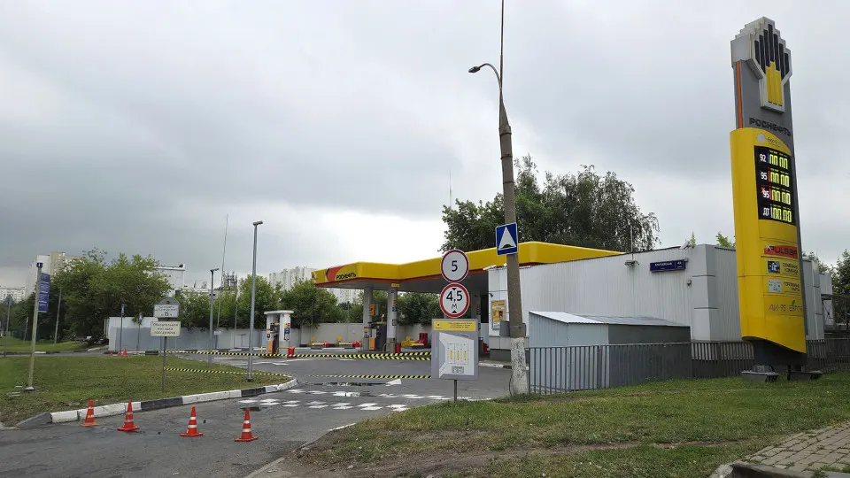 Из-за последствий атак на нефтепереработку и логистических сбоев в стране зафиксирован дефицит топлива: сотни АЗС закрыты, цены растут, а переработка нефти снизилась до минимумов.