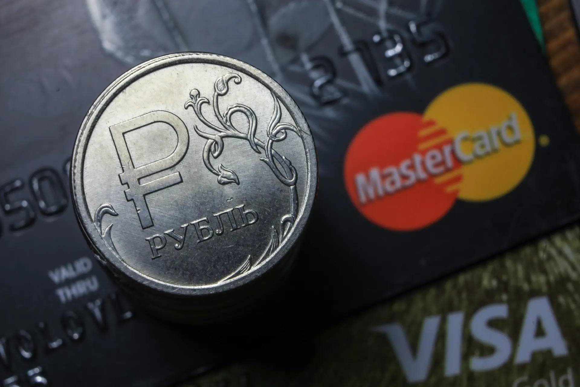 Пользователи отмечают задержки и отказы при оплате картами Visa и Mastercard и через систему быстрых платежей.