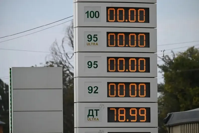На АЗС разрешили розничную продажу бензина и дизеля Евро-2–Евро-5 до 30 июня 2027 года в рамках временной меры для снижения риска дефицита.