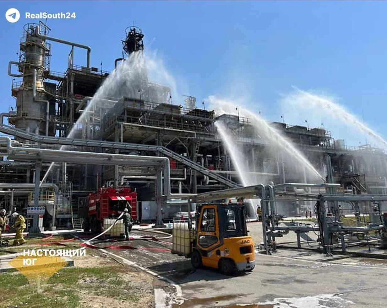 Август стал испытанием для нефтепереработки: атаки на НПЗ, снижение добычи и рост цен на бензин по всей России.