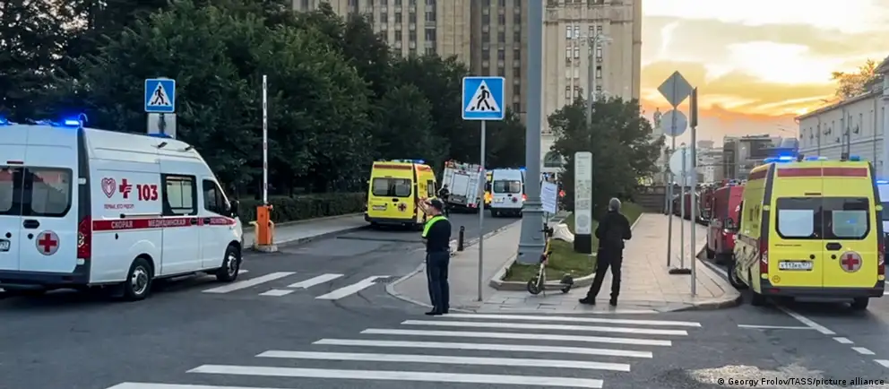 Вечером 1 августа в центре Москвы произошёл взрыв у входа в ресторан. Погибли несколько человек, есть раненые. Следствие рассматривает версию покушения на главнокомандующего ВКС; официально виновные не названы.
