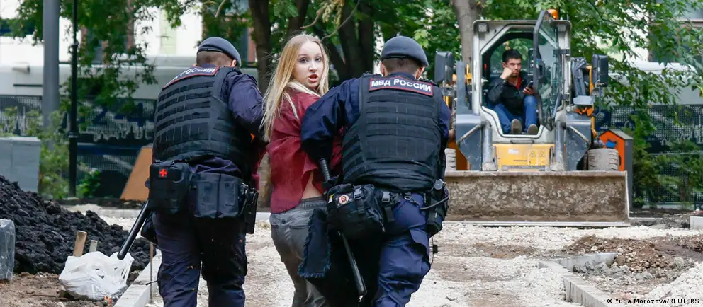 У здания Верховного суда Москвы проходят слушания по апелляции партии «Яблоко» на недопуск к выборам; десятки протестующих задержаны, полиция изымает телефоны.