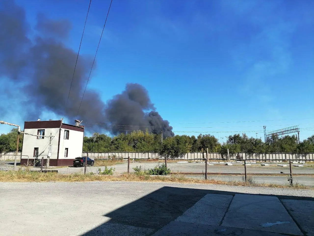 В Челябинской области действует беспилотная тревога: призывают оставаться дома и укрываться, сообщают о возможной атаке на Орский НПЗ и перебоях мобильной связи.