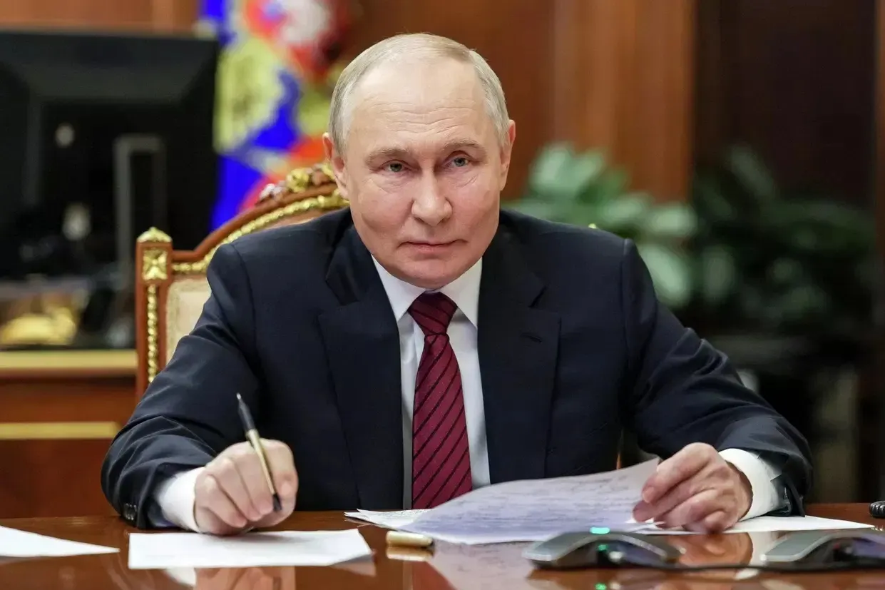 За семь с половиной месяцев 2026 года поступления в федеральный бюджет достигли 383,69 млрд рублей; обсуждалось финансирование военного конфликта за счет добровольных пожертвований бизнеса.