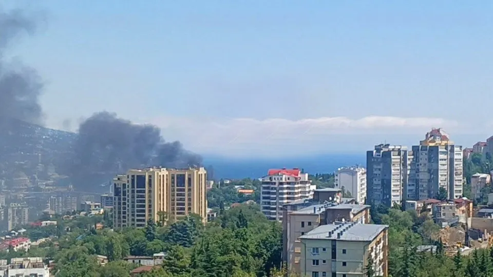 У ялтинского побережья после удара беспилотников вспыхнул пожар в здании рядом с рестораном; власти призвали жителей соблюдать безопасность.