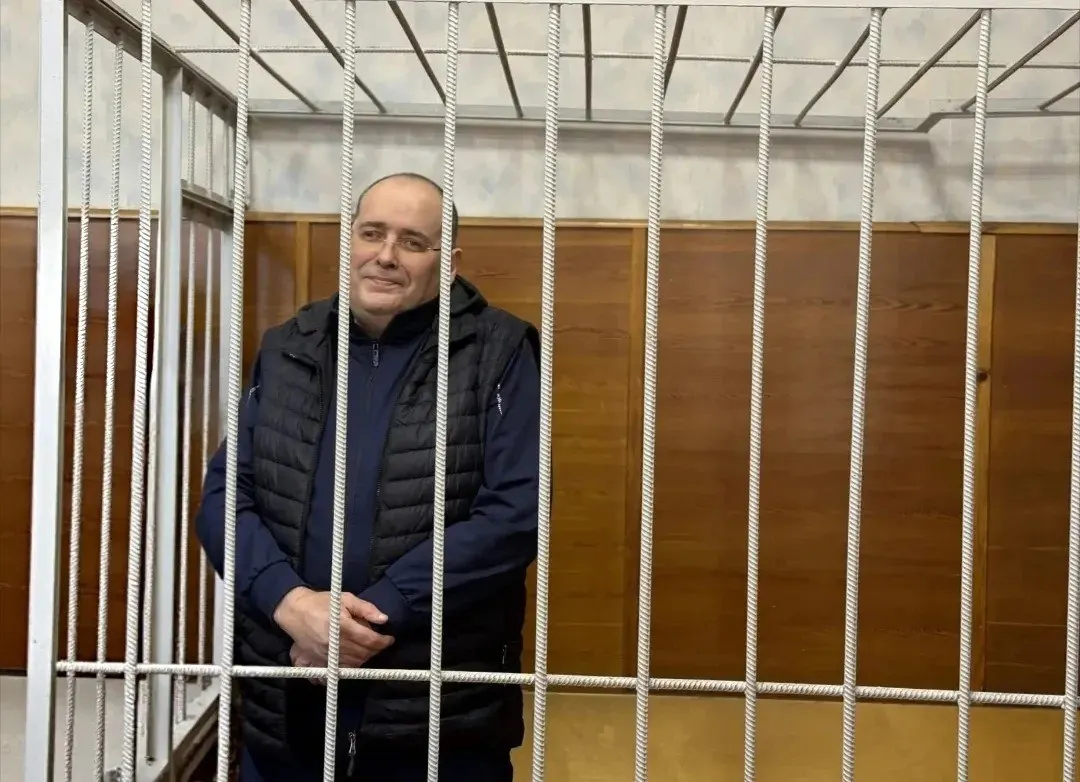 Экс-чиновника признали виновным в получении взяток в особо крупном размере. Ему назначены 9 лет колонии строгого режима и крупный штраф; общий срок — 14 лет, общий штраф — около 17 млн рублей. Общая сумма взяток составила 4,41 млн рублей, из которых он получил не менее 2,7 млн.